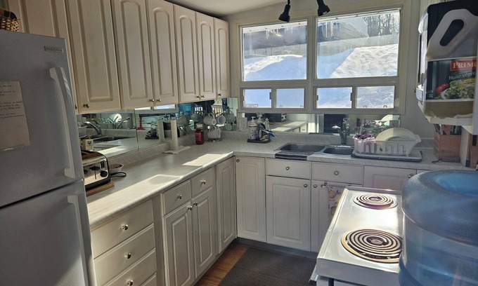 Campbellford Cottage | Charming 2-bedroom waterfront cottage with WiFi, AC, solarium, in campbellford