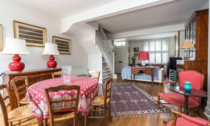Hammersmith Broadway Apartment | Charming 2BD House with Garden in Hammersmith