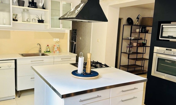 Leixões Apartment | Charming 2BR/2BA Apartment Steps from the Beach - Hot Tub & Prime Location!