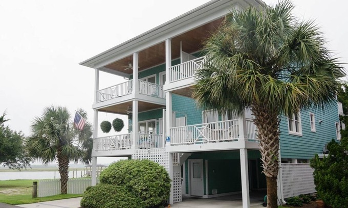 South End House | Charming 3 BR townhouse with sound views!