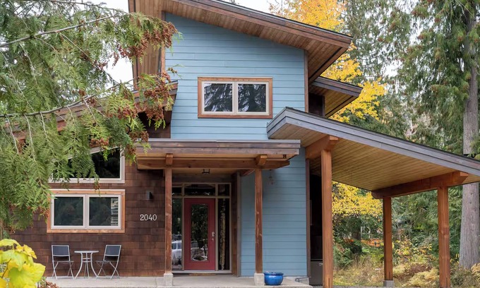 Revelstoke House | Charming 3 Bed, 2.5 Bath Timberframe Home