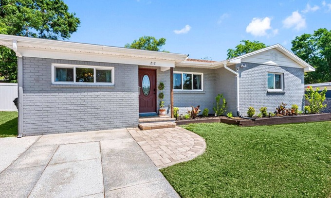 Lakeland House | Charming 3-Bedroom, 2-Bathroom Home with Heated Pool and Spacious Backyard in the Heart of Lakeland