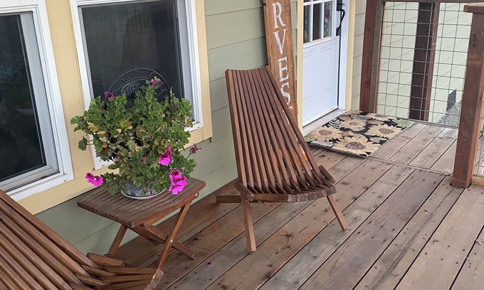 California Wine Country Cottage | Charming 3-bedroom 2 bath cottage with vinyard views in welcoming Hopland