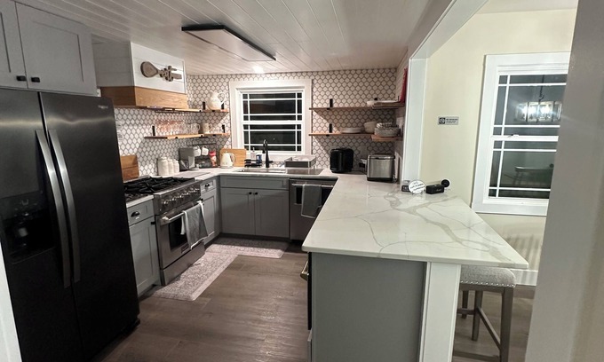 Morrow House | Charming 3 bedroom 2 bath house with 2 car garage, WiFi and AC in Morrow.