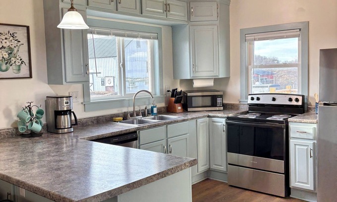 Cameron Cottage | Charming 3-bedroom cottage at Prairie Moon Farm