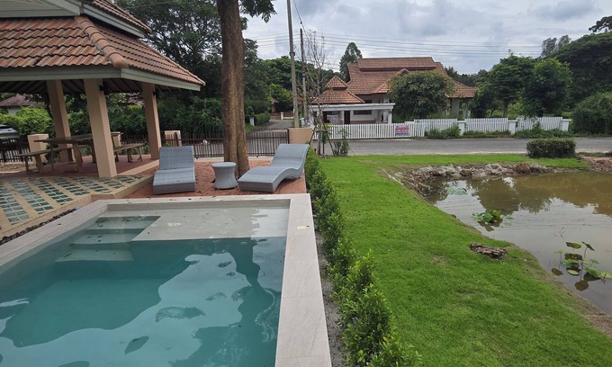 San Kamphaeng House | Charming 3-bedroom house with AC and WiFi in quaint Sankampang