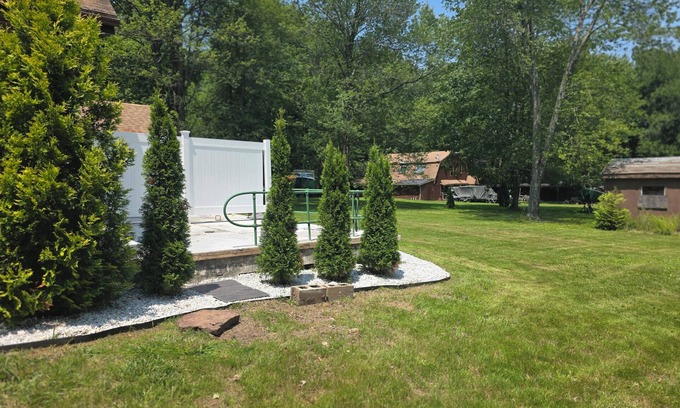 Maple Hill House | Charming 3-bedroom house with wishing well,WiFi and AC in Bloomfield