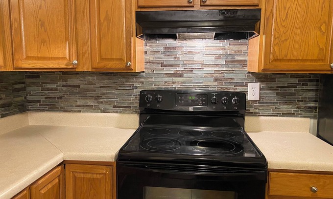 Spring Hill House | Charming 3-bedroom house with AC and WiFi in cool Charleston