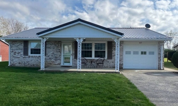 Greenville House | Charming 3-bedroom house with AC, WiFi in Greenville