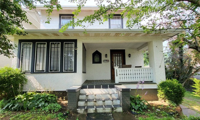 Portsmouth House | Charming 3-bedroom house in terrific Portsmouth hilltop neighbourhood.