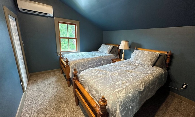 Chesterland House | Charming 3-bedroom historic house with AC and WiFi in lovely Chardon