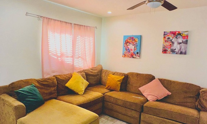 Eastside House | Charming 3-bedroom house for the holidays in Riverside!