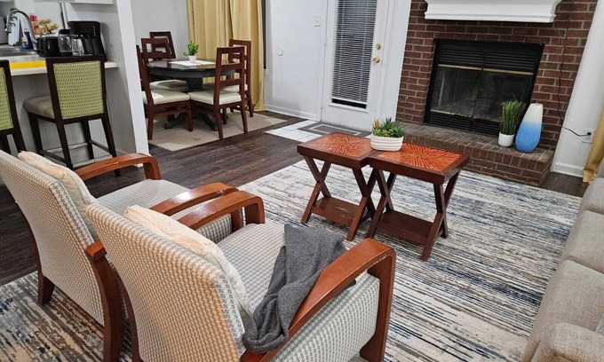 Ellendale House | Charming 3-bedroom Home - near BARTLETT-Comfortable & Convenient.