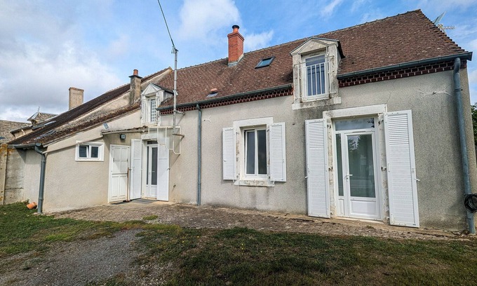Reuilly Cottage | Charming 3-Bedroom House with Enclosed Garden, Near Vineyards, WiFi, and Parking