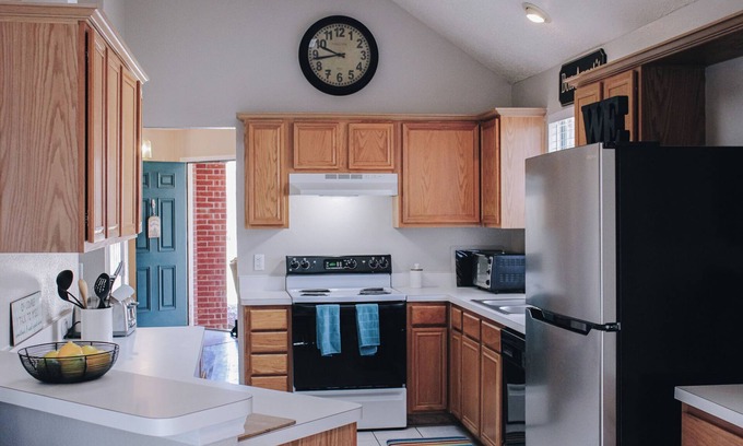 Lake Dallas House | Charming 3-bedroom house with High Speed Internet - 5 minutes from lake!