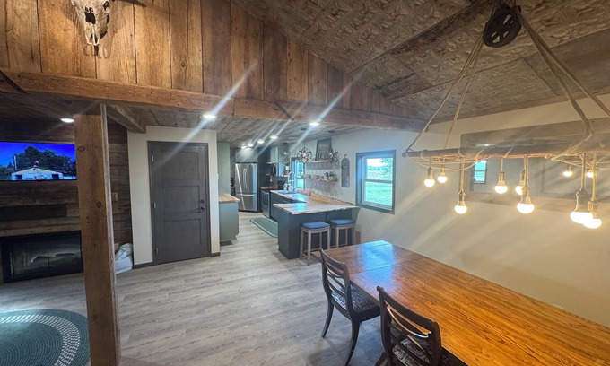 Fairfax House | Charming 3-bedroom house with space for 10 plus AC, WiFi in peaceful Fairfax