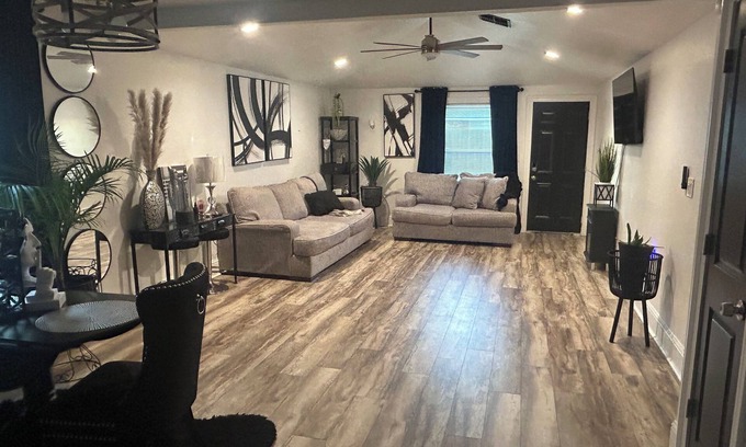 LaPlace House | Charming 3-bedroom house with AC, WiFi in adorable LaPlace