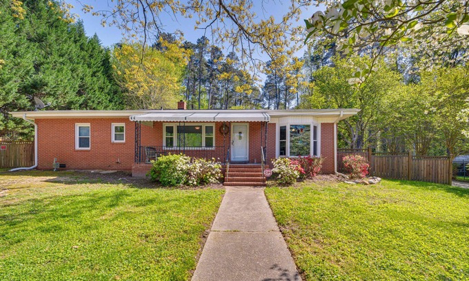 Northeast Raleigh House | Charming 3-bedroom house in Raleigh- Dragonfly Inn