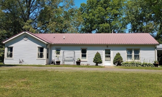 Sturgis House | Charming 3-bedroom house in a country setting with WiFi