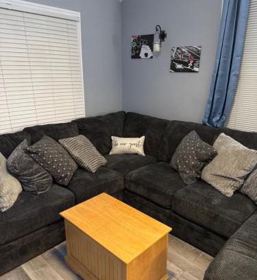 Toledo House | Charming 3-bedroom house next to Hollywood Casino! 1 minute from Interstate 75