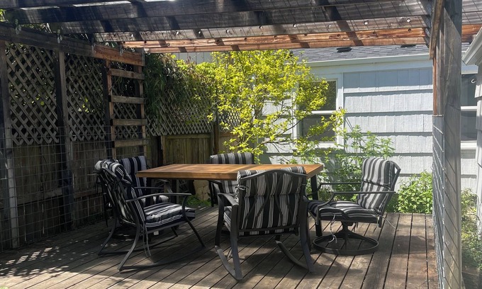 Amazon House | Charming 3-bedroom house with AC and WiFi in phenomenal Eugene