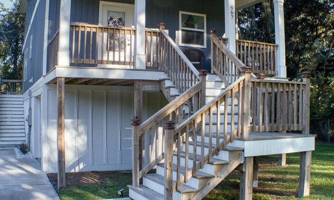 Midway House | Charming 3-bedroom house on saltwater creek in peaceful Midway