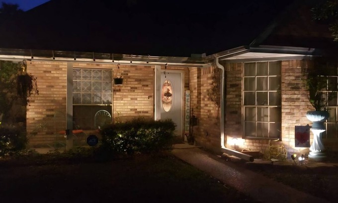Deweyville House | Charming 3-bedroom house with WiFi and AC in Orange with a pool