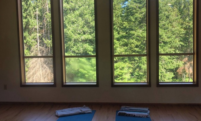 Elk House | Charming 3-bedroom house with WiFi, AC in peaceful Elk