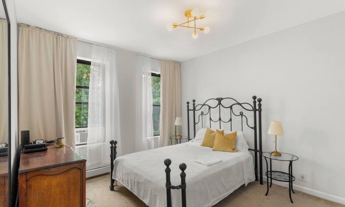 East Flatbush House | Charming 3-bedroom townhome with Garden. 25 mins from the city