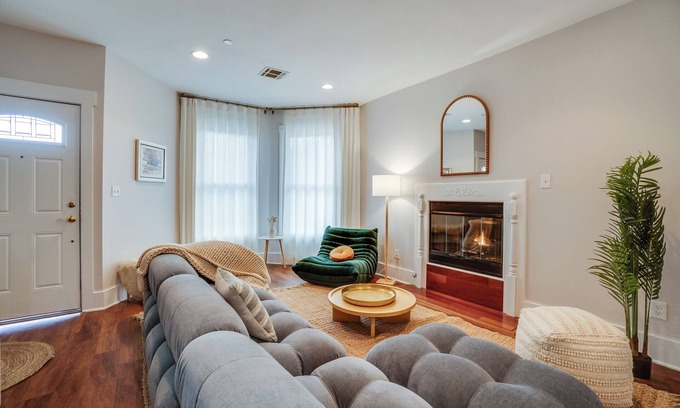 North Central House | Charming 3-bedroom townhome in Pasadena!