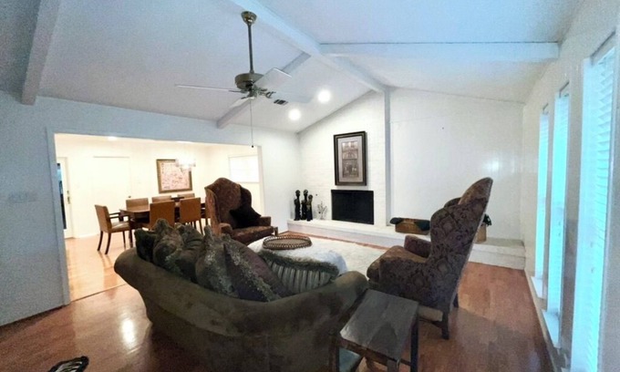 Colleyville House | Charming 3-bedroom house in wonderful Colleyville with WiFi, fitness room