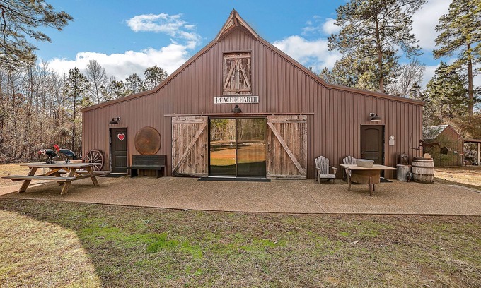 Jacksonville House | Charming 3-bedroom barn with AC and WiFi in fabulous Jacksonville