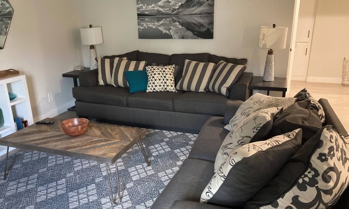 Valley Village Condo | Charming 3-bedroom 3-bath condo next to pool in Valley Village, CA -Los Angeles