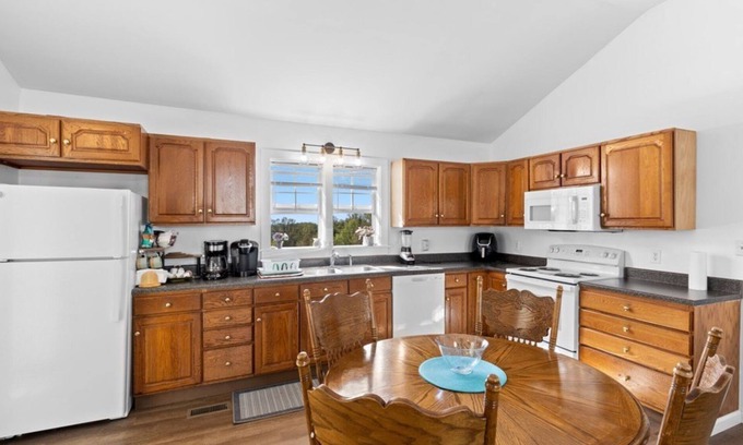 Moundsville House | Charming 3-bedroom ranch with AC, WiFi in tranquil Moundsville