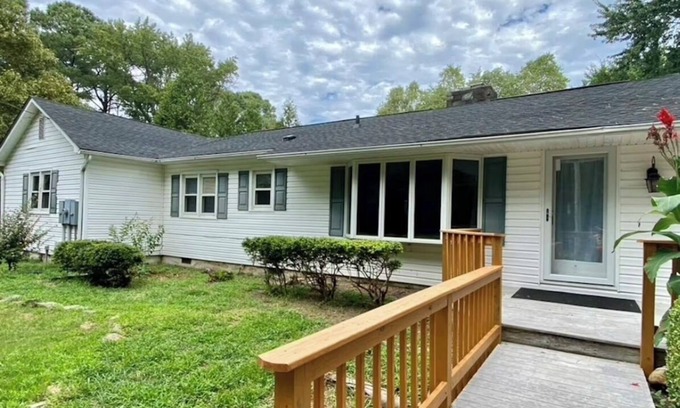 Piney Point House | Charming 3 bedroom house in lovely Piney Point with WiFi, AC