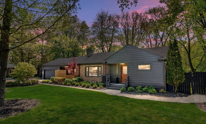 Southfield Cottage | Charming 3-bedroom with 2 full baths cottage in Southfield for Soul Searching