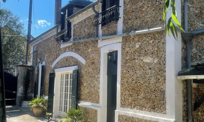 Saint-Cyr-sur-Morin Cottage | Charming 3-bedroom cottage with WiFi near Disneyland, Paris and Reims