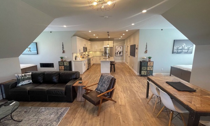 Langley Other | Charming 4-bed Farm Loft with AC, WiFi in South Langley Farm Country