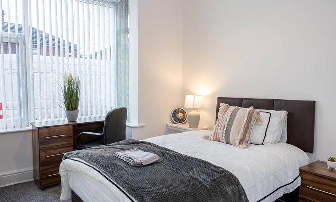 Salford House | Charming 4-Bed Guest House in Salford