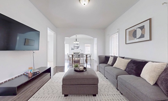 Brampton House | Charming 4-bed Home Away From Home in Brampton, ON