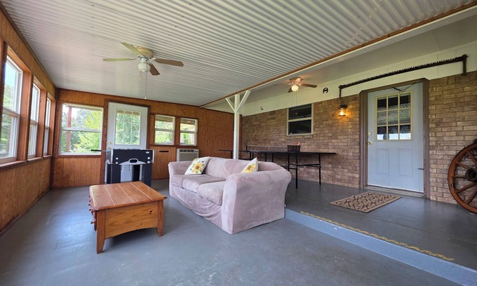 Elmo House | Charming 4-bedroom Country Home near Canton, TX
