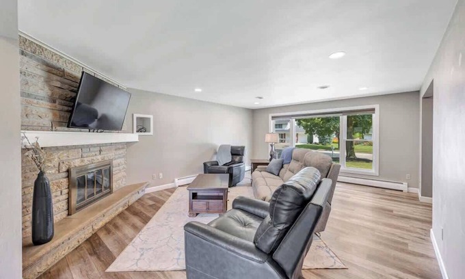 Ashwaubenon House | Charming 4-Bedroom Home, Short Walk to Lambeau