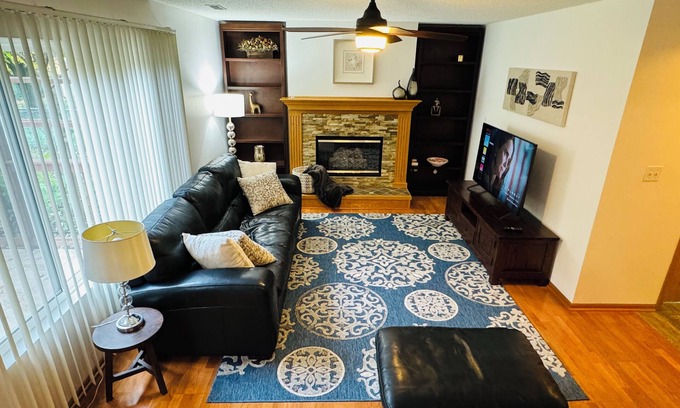 Urbandale House | Charming 4-bedroom house with fenced yard in wonderful neighborhood