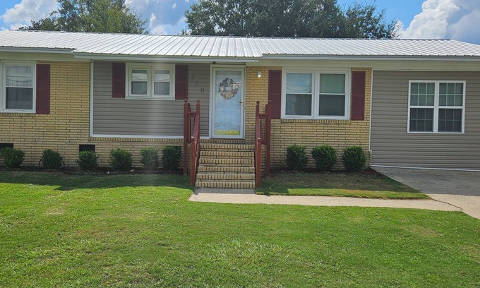 Vidalia House | Charming 4-bedroom house with WiFi and AC in peaceful Vidalia, GA.