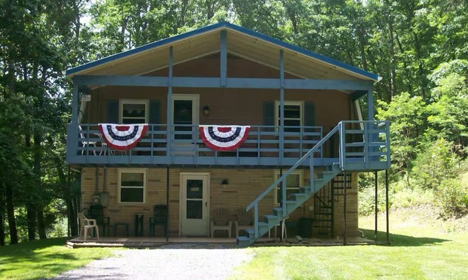 Upper Tract Cabin | Charming 4-bedroom cabin with HOTTUB in peaceful Upper Tract with WiFi, AC