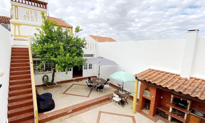 Mourao House | Charming 5-Bed House in Granja