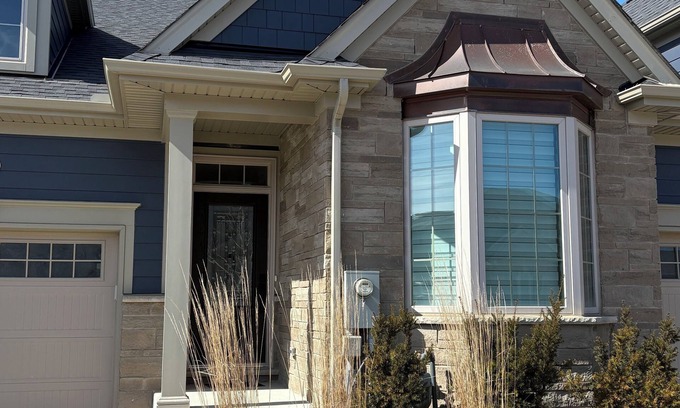 Niagara Falls House | Charming and cozy townhome in Black Creek, Niagara Falls