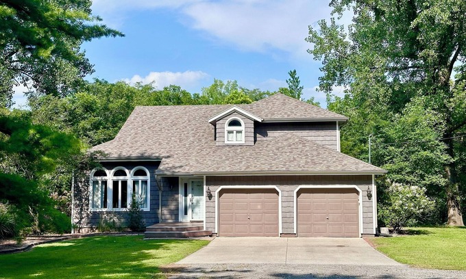 Johnston House | Charming and Private 3-bedroom house by Saylorville Lake, North of Johnston