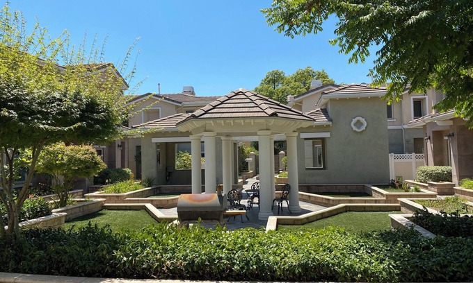 Lamanda Park House | Charming and Spacious 2B + 2.5 Bath Townhome