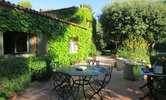 Est House | Charming and tasteful artist's house in an exceptional site in Bibemus